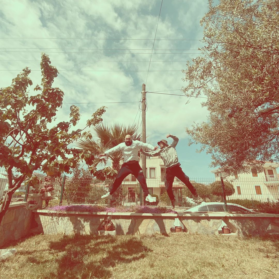 Zaman akarken değişmeyen şeylerden biri, Saian &amp; Patron kardeşliği... İkilinin yeni düeti "Cebimde Bişe Var!?", bu Cuma yayında!

<a href="/SaianSaga/">Saian Sakulta Salkım ⍟</a> @PatronFlexin