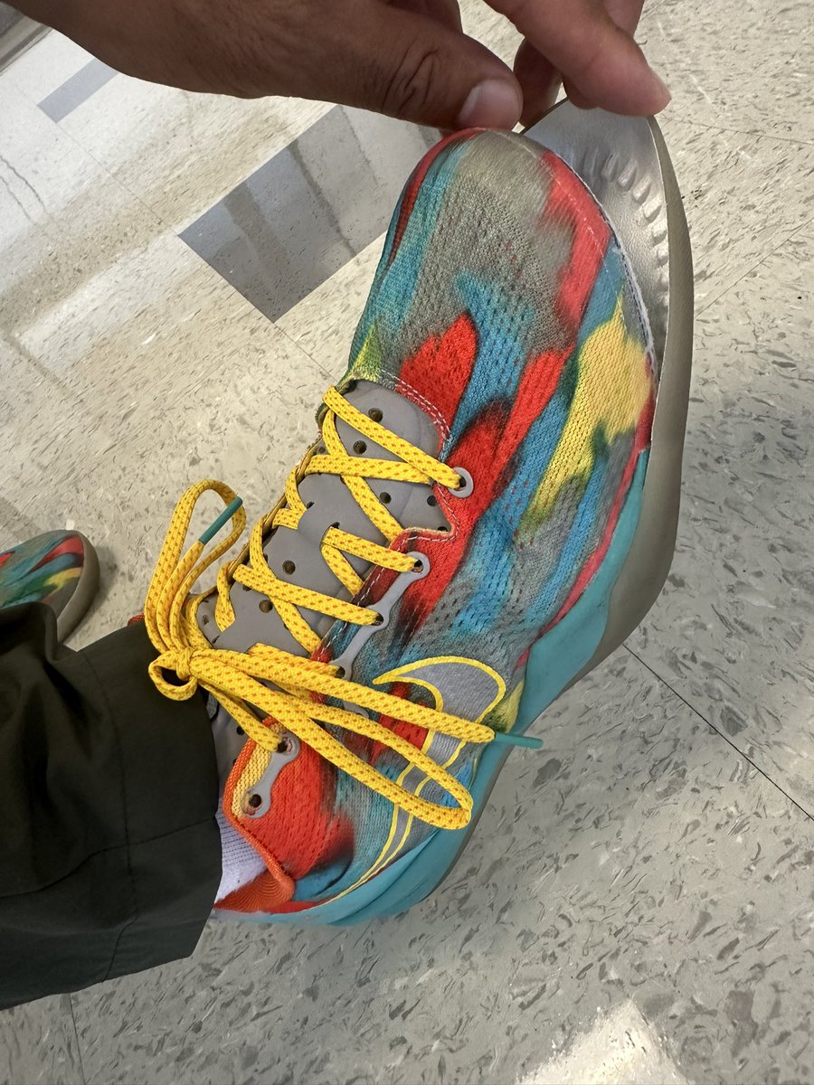 IAMTHATeacher's tweet photo. Hey @nikestore why is this happening to me? I was about to pack these for vacation, but now I’m having second thoughts. I would’ve been hella embarrassed. #kobe #nike https://t.co/YiaLbLrA81