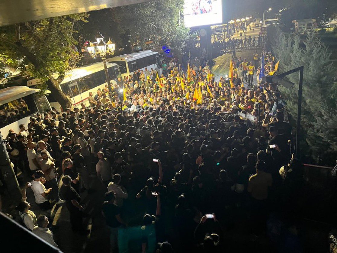 Eğitimi kendi ideolojik referanslarına göre şekillendirmeyi hedefleyen Öğretmenlik Meslek Kanununusessiz sedasız Meclis’ten geçirmek istiyorlar.
SESSİZ KALMAYACAĞIZ! 
Haklarımıza ve geleceğimize sahip çıkacağız!
#öğretmeneşiddetömkyireddet