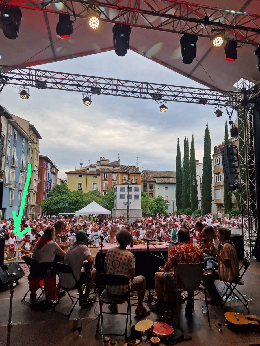 Ayer con el colectivo ostatu tocando este disco en directo. 👇❤️

open.spotify.com/album/1abN3MBl…