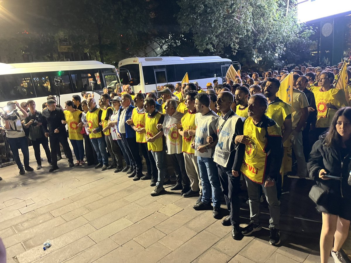 ÖMK nın tarifi bu fotoğrafta ! Biat etmeyenlere birazdan darp,ters kelepçe gelecek ama direnenler tarihe onurlu bir not düşecek!Direne direne kazanacağız.Baskılar bizi yıldıramaz buradayız bir yere girmiyoruz!
#öğretmeneşiddetömkyireddet