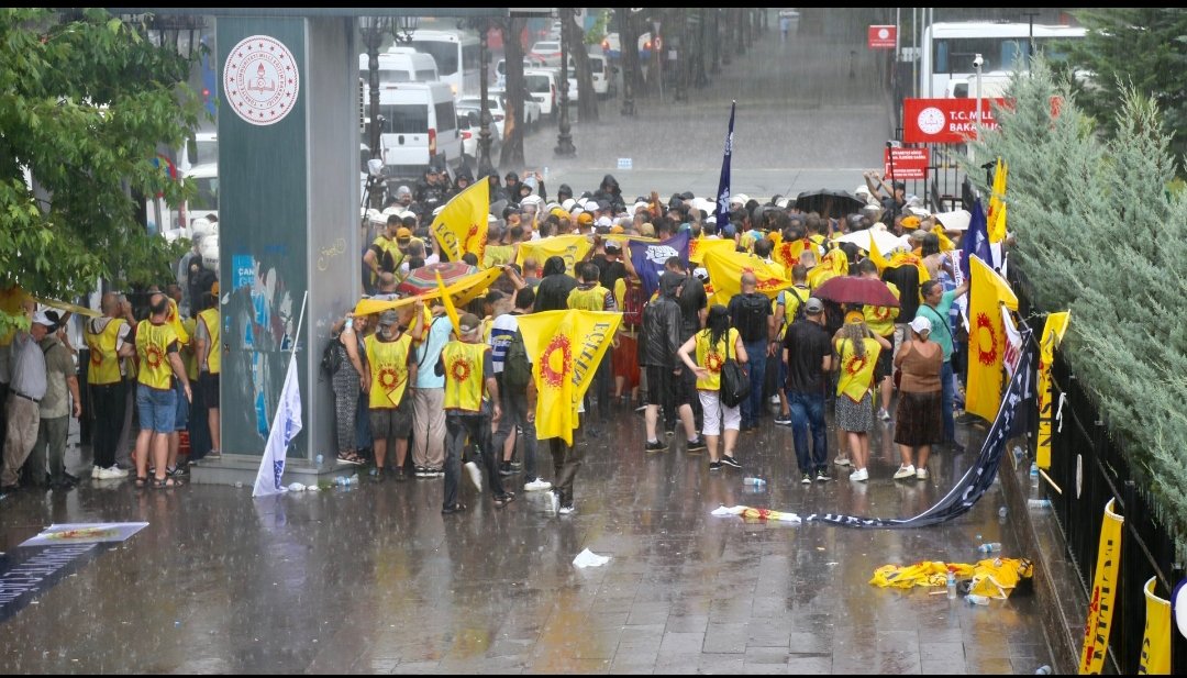 Öğretmenlik Meslek Kanunu, öğretmenin lehine dediler, öğretmenlere biber gazıyla müdahale ettiler! 
#öğretmeneşiddetömkyireddet