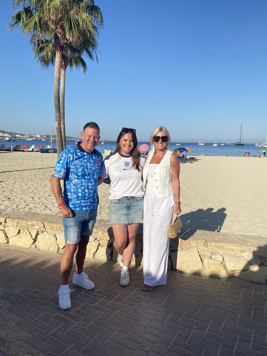 Lea Roberts tweet media