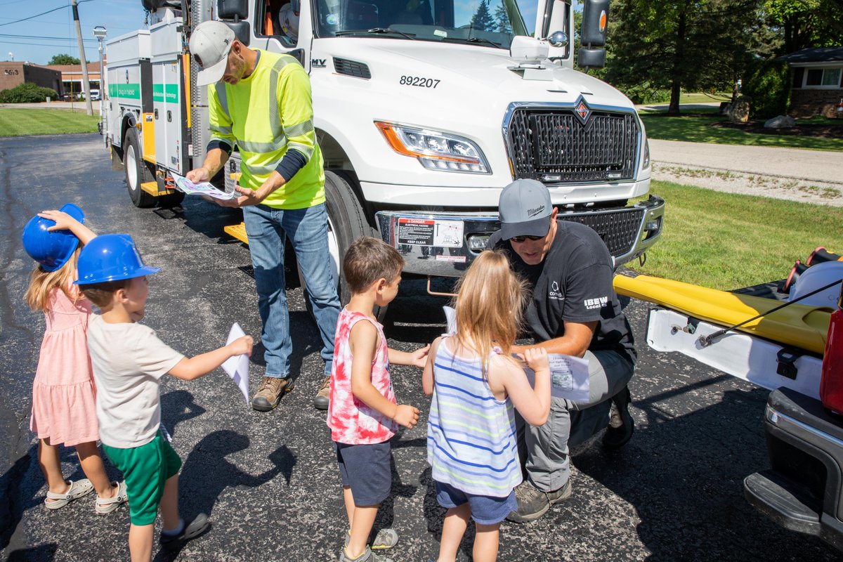 Exelon's tweet photo. Pre-school students in the Chicago area joined in on #LineworkerAppreciation! During a recent visit with @ComEd lineworkers, they handed out handmade cards thanking lineworkers for keeping the lights on as part of their “Power Unit” week. #ThankALineworker https://t.co/lQjEADqXdg