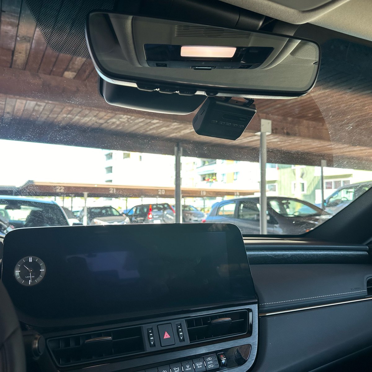 SafeDriveSolut1's tweet image. Lexus ES300H for a #thinkware #dashcam

😎