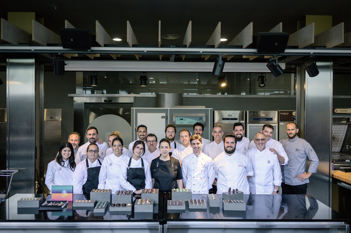 I fins aquí aquest semestre 23-24! Han estat uns mesos apassionants on hem après moltíssim i compartit grans moments amb professionals com en aquest darrer lliurament de bomboneria amb <a href="/melissacoppel/">melissacoppel</a>. 🤩

Calendari de nous cursos 24-25 ja disponible a chocolate-academy.com/ca-ES/formacio…