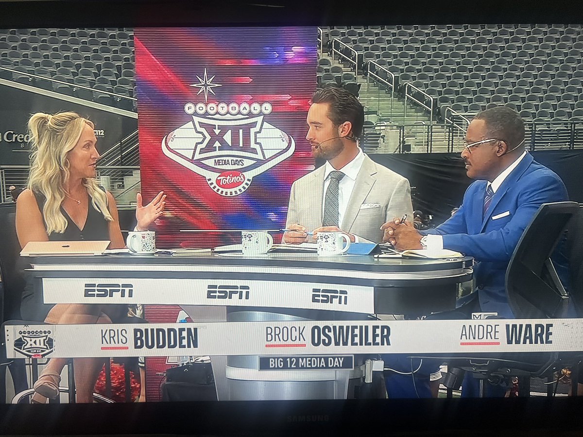 PawsUpCoogs's tweet photo. Andre Ware at Big 12 Media Days 👀 https://t.co/YPf8cQAqmB