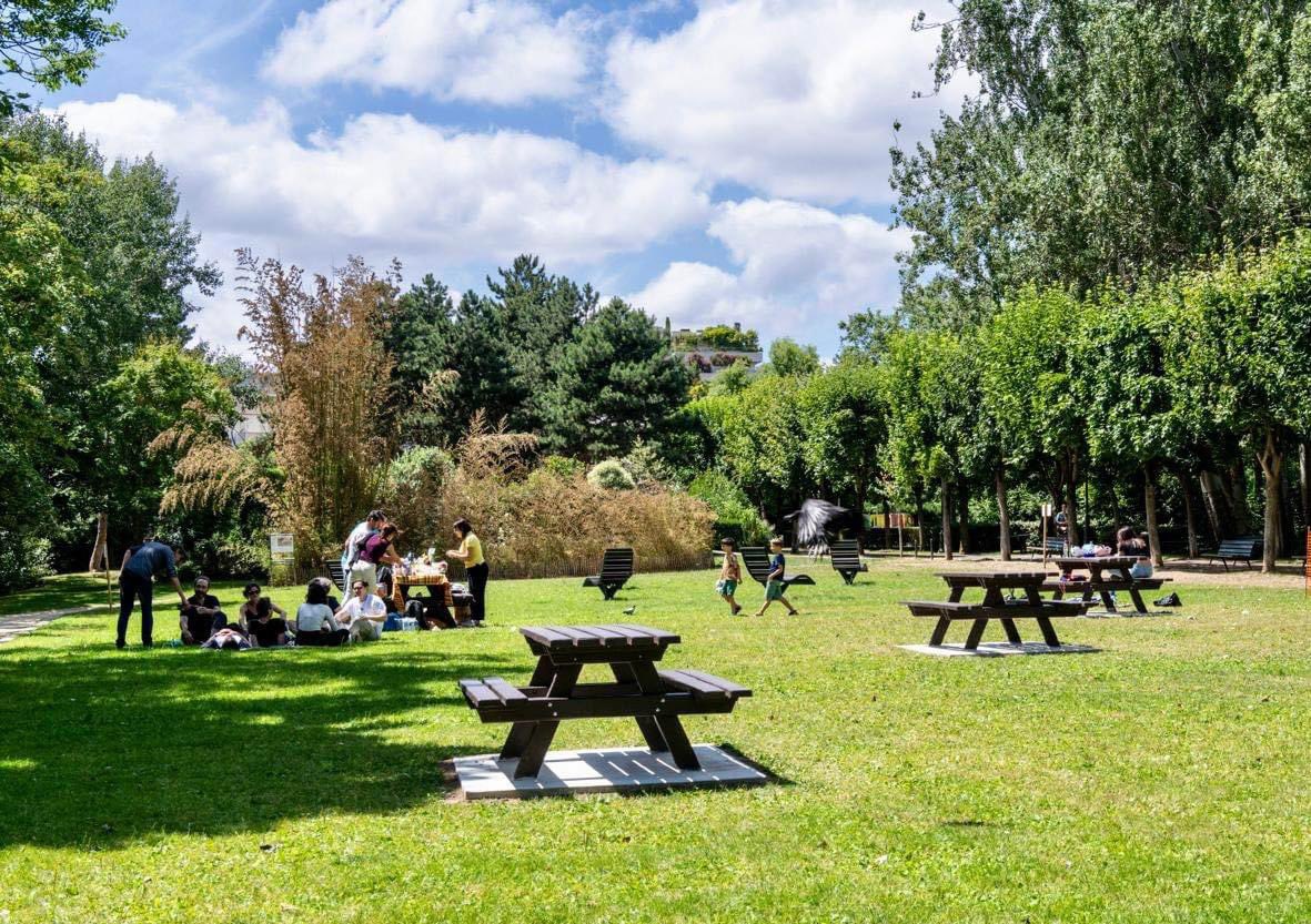 villelevallois's tweet photo. ⛱️ Envie de pique-niquer confortablement au bord de l’eau ?

☀️La Ville de Levallois vous propose, au cœur de l’ ÎLE de la JATTE, un NOUVEL ESPACE DÉTENTE pour l’été, aménagé de chaises longues en bambou et de tables de pique nique.
🍱 Venez en profiter !

#levallois https://t.co/QEULFvuL5t