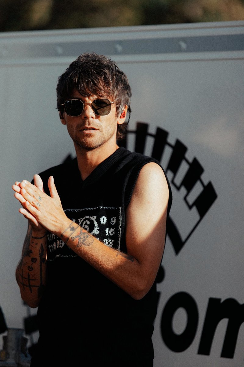 How can b*ouies still exist after this pic of louis like I'd be so embarrassed tbh