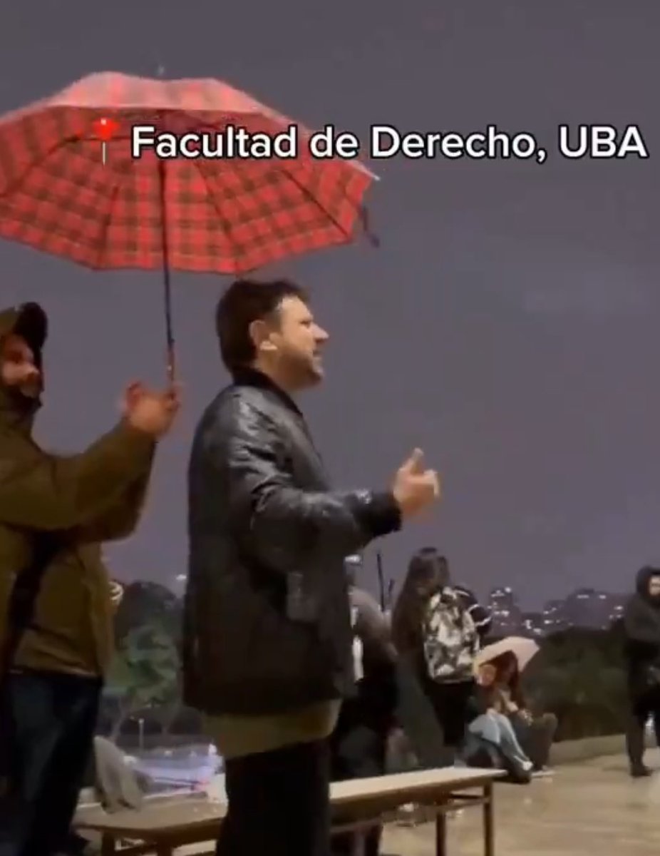 Trumperizar's tweet photo. - El chiqui Tapia con su esclavo que le seca la transpiración.

- Grabois con su esclavo que le sostiene el paraguas.

El kirchnerismo es oligarca. https://t.co/TTGYQcEwCU