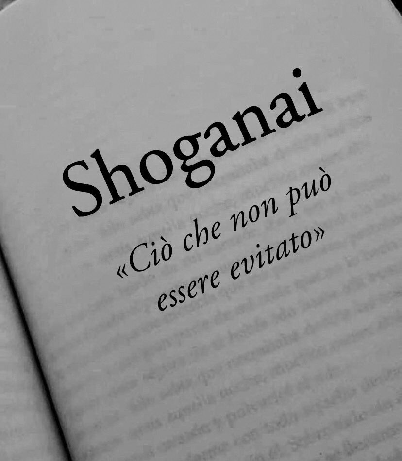 Poesiaitalia's tweet photo. Il termine giapponese «Shoganai» significa accettare qualcosa che avviene al di fuori del nostro controllo, quel qualcosa che non siamo in grado di controllare e, per nostro malgrado, non c’è mezzo e non c’è metodo che non possa accadere.

Non rimanere, quindi, aggrappati al passato, logorandoci l’anima e il cuore. Cercare di rimanere puri e intatti anche se il mondo è crollato addosso. Ricostruire quindi la via verso la felicità e la serenità. Abbandonarsi completamente ai pensieri positivi e scivolarsi via i pensieri negativi. Sorridere nonostante tutto.

Anche se non doveva avvenire, ormai non può essere evitato. Accettare di andare avanti senza rimorsi, accettare gli imprevisti e superare gli ostacoli, qualsiasi difficoltà che la vita ci pone davanti.