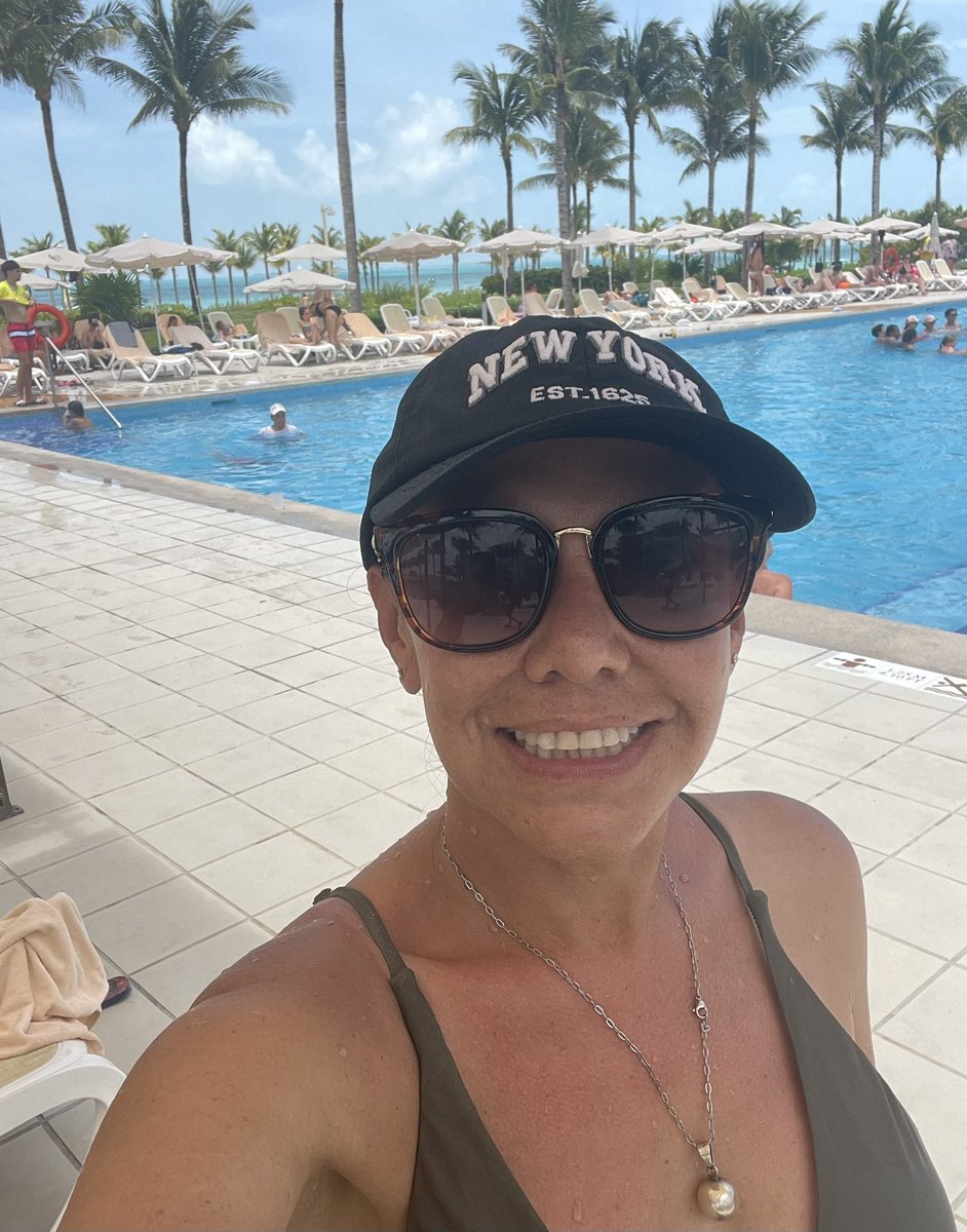 jessileo's tweet photo. Soy la señora que se levanta a correr de madrugada, hace aquaerobics, nada hasta la boya y luego arrasa en el buffet porque le da un montón de hambre! #playa #vacaciones #cancun #felizmiercoles #solarenaymar https://t.co/PWA3aWV3im