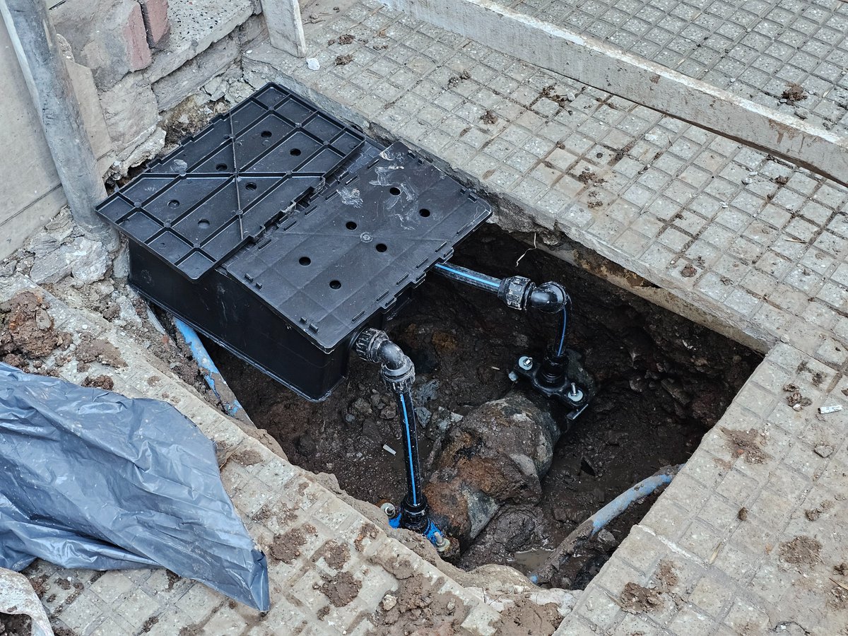 ZatanaZ314's tweet photo. Hola, asi trabajan en Aysa vinieron a hacer las conexiones nuevas, nos rompieron el caño de plomo y despues de reclamar nos hacen un parche con alambre y goma en vez de reparar el caño que rompieron. Ahora hicieron la vereda con el parche abajo. 2121105 @AySA_Oficial https://t.co/NN3uMVQjBN