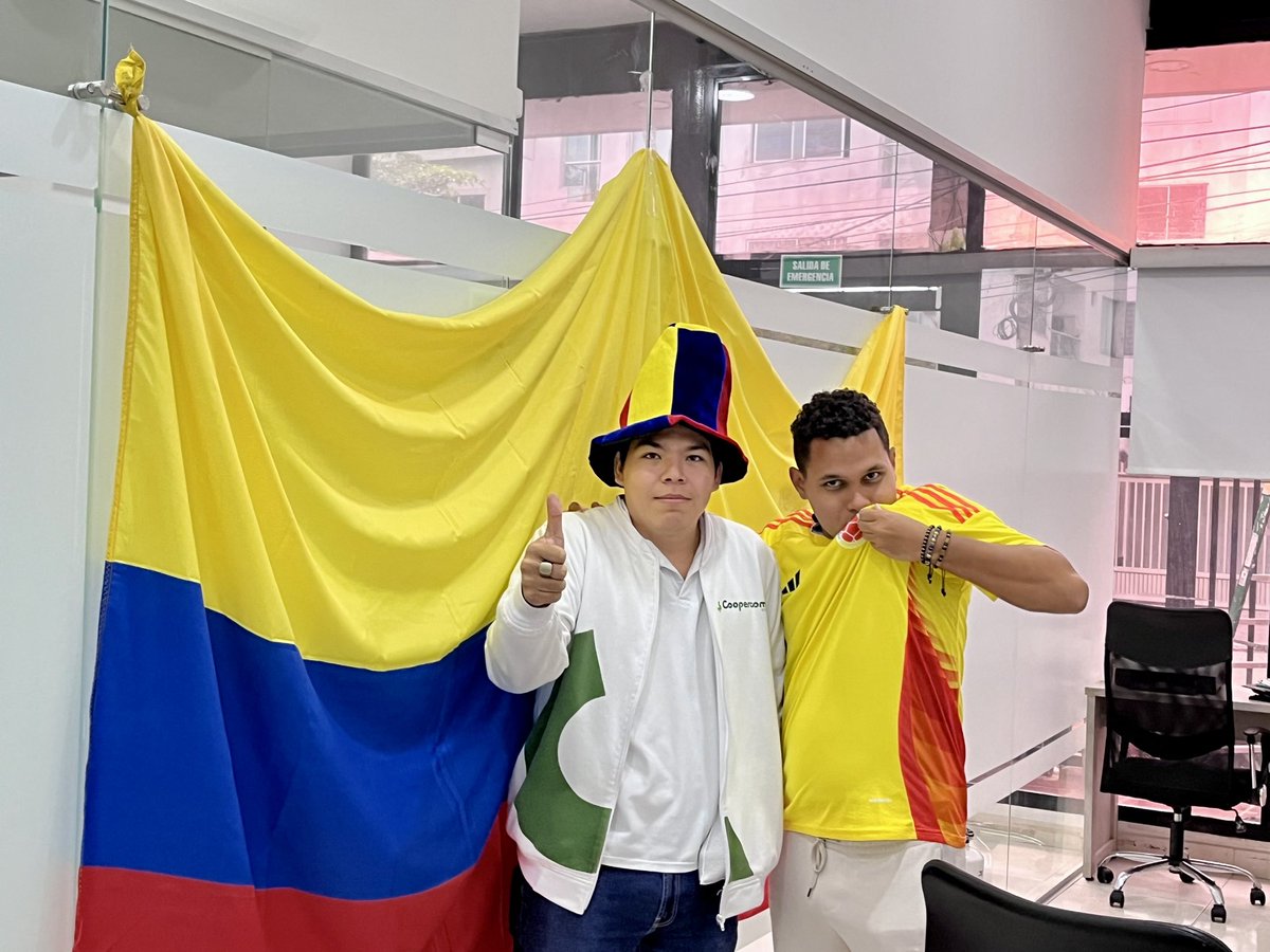 reporterillo's tweet photo. Mami prenda la radio, encienda la tele y no me moleste que juega la sele !!!
#ModoColombia https://t.co/rbD5twfU6J