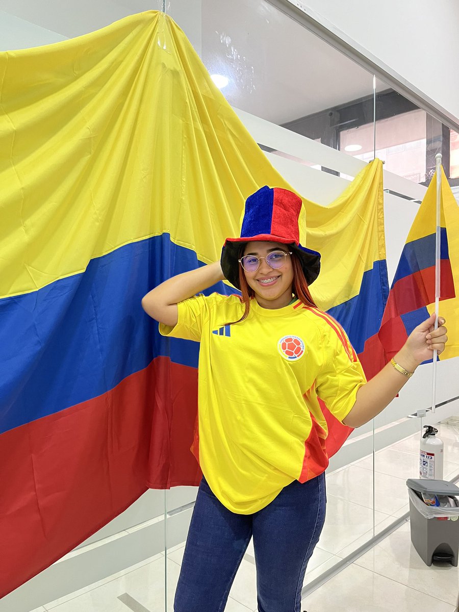 reporterillo's tweet photo. Mami prenda la radio, encienda la tele y no me moleste que juega la sele !!!
#ModoColombia https://t.co/rbD5twfU6J