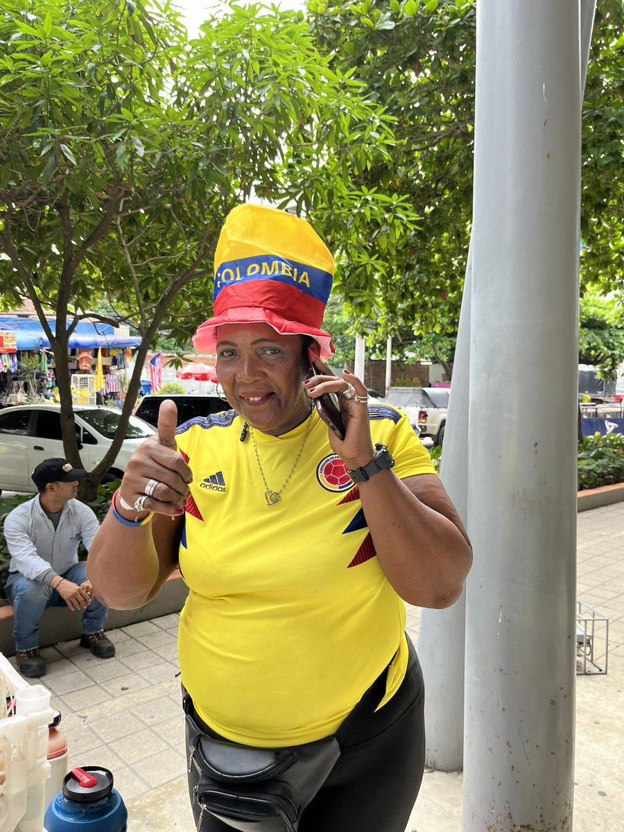 reporterillo's tweet photo. Mami prenda la radio, encienda la tele y no me moleste que juega la sele !!!
#ModoColombia https://t.co/rbD5twfU6J