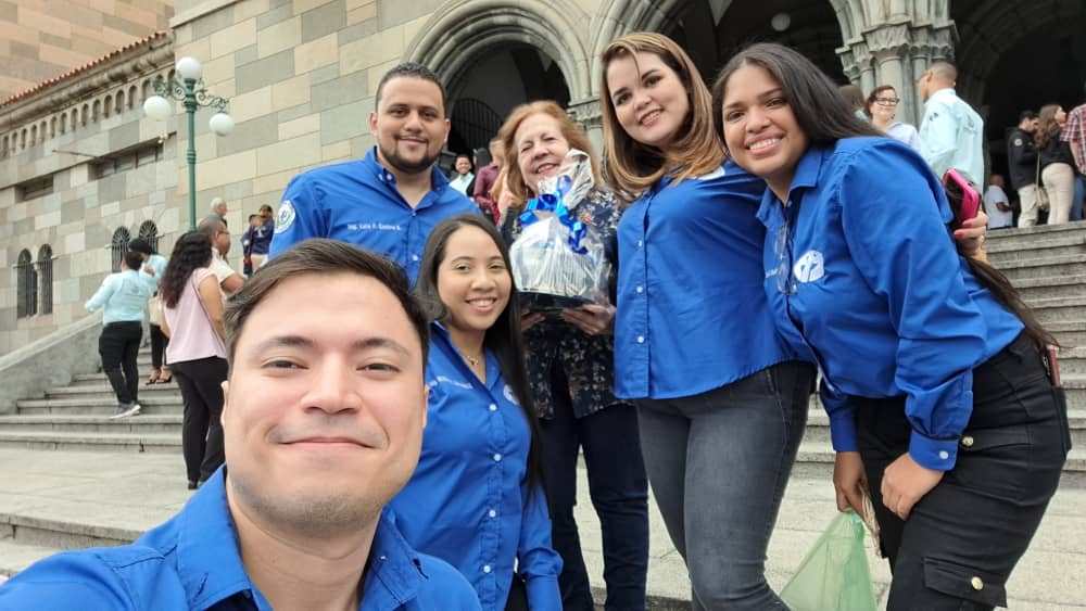 En la misa de graduación,  con los 5 graduandos de nuestra <a href="/ucv_eie/">Escuela Ing Eléctrica UCV</a> !!!
Felicitaciones!!!