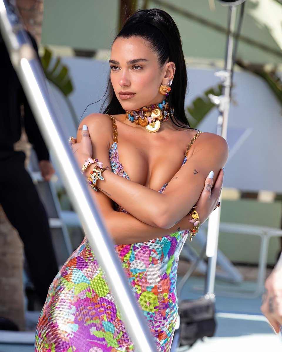 TheCinesthetic's tweet photo. Dua Lipa for Versace https://t.co/Oba48p5tcT