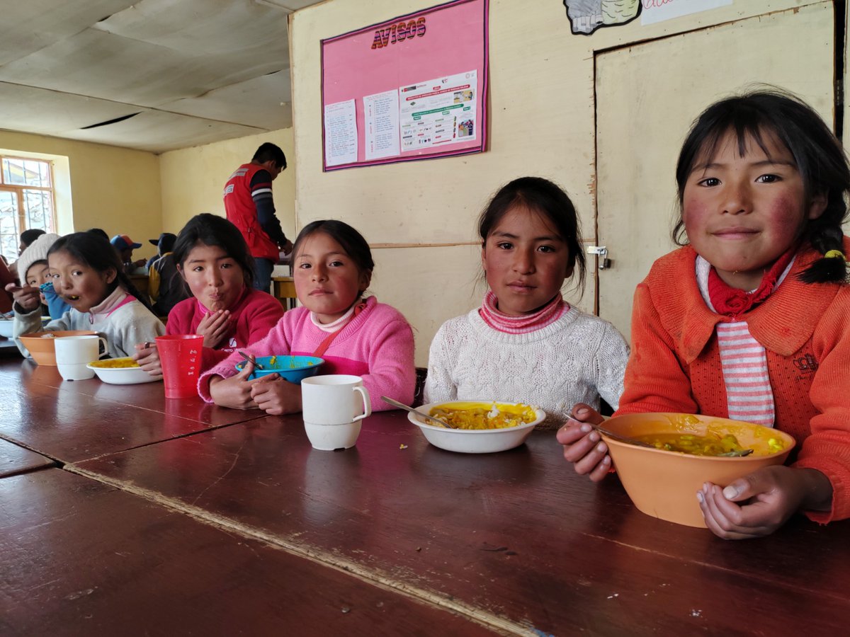 Midis_PNAEC's tweet photo. ¡Calientitos a 4700 m s.n.m.! ☕️Desayunos y almuerzos nutritivos y energéticos ayudan a escolares a combatir las bajas temperaturas en el anexo de Occoruro, del distrito de Puyca, provincia de La Unión, en Arequipa. Qali Warma potencia el aprendizaje. 📰 https://t.co/vgCMDh3kB8. https://t.co/FesPnlDhdz