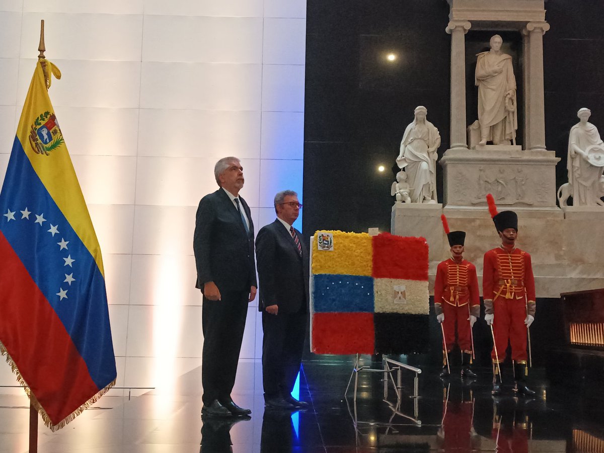 CairotaenCcs's tweet photo. #10julio Con motivo de la conmemoración del Día Nacional de de Egipto tuve el Honor de presidir una Ofrenda Floral ante el Sarcófago del Libertador Simón Bolívar con la presencia de S.E. Yuri Pimentel, VM del Despacho para África Honorables Miembros del Cuerpo Diplomático. https://t.co/CuEYDIugty