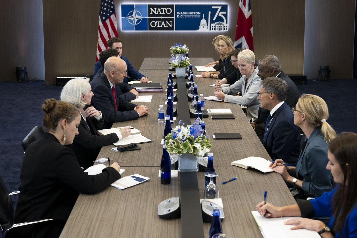 SecDefAustin's tweet photo. I met for the first time with Secretary Healy at the NATO Summit in Washington today. Our shared ideals are at the heart of the U.S.-U.K. special relationship. I look forward to working closely with my new UK counterpart to tackle today’s security challenges. https://t.co/mwsQtI1Xv4