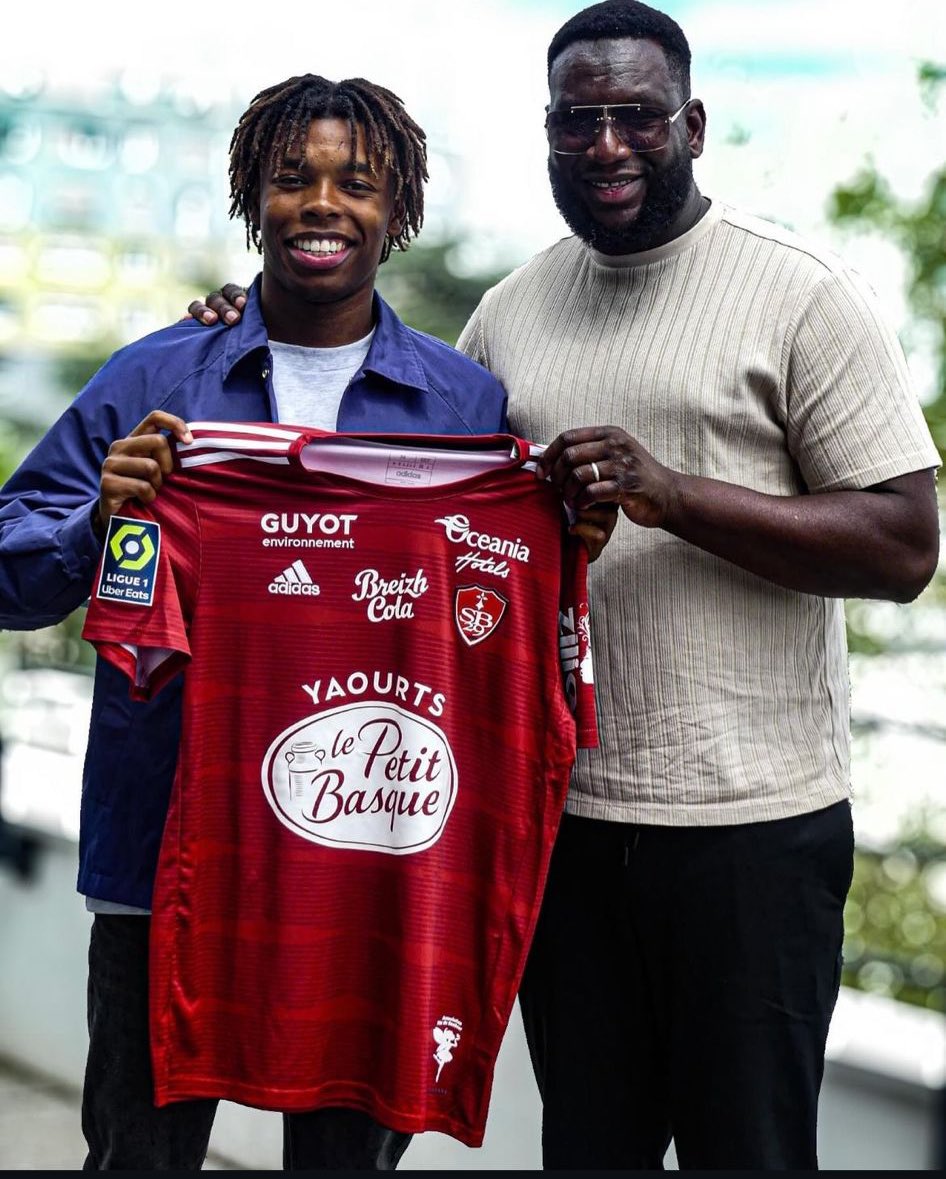 Warren Mountsangui (20 ans) rejoint le Stade Brestois 29 depuis le FC Nantes. Double champion de France U19 avec Nantes, ce milieu axial polyvalent a disputé la Youth League l’an dernier. 

Vient-il renforcer le groupe pro ou la réserve ? Réponse dans les prochains mois.