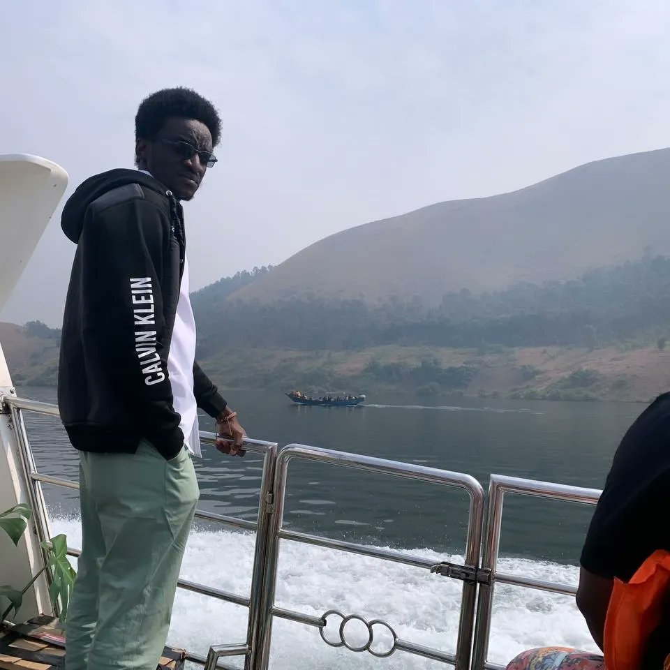 fabricempenge's tweet photo. Drapeau du Congo 🇨🇩 en toile de fond, conviction dans le coeur, nous avons traversé le Lac Kivu, destination #Bukavu pour évangéliser sur le réseau-social #Elembo.

La cause poursuivie est plus grande que soi. 

#Elembo 
#Bukavu

#QTGRAO 

📿|⌛ https://t.co/WfGudOkOIN