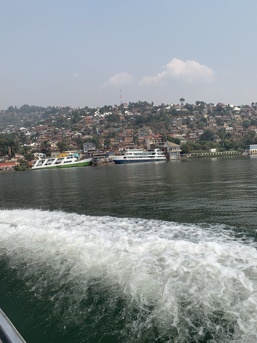 fabricempenge's tweet photo. Drapeau du Congo 🇨🇩 en toile de fond, conviction dans le coeur, nous avons traversé le Lac Kivu, destination #Bukavu pour évangéliser sur le réseau-social #Elembo.

La cause poursuivie est plus grande que soi. 

#Elembo 
#Bukavu

#QTGRAO 

📿|⌛ https://t.co/WfGudOkOIN