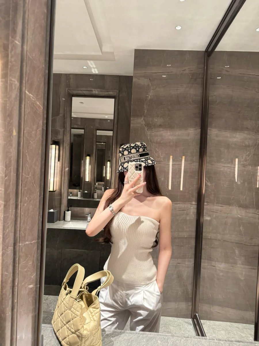 IvandraKakomoL's tweet photo. The more you love yourself, the more beautiful you become.😎 https://t.co/ytYCVvBE8M