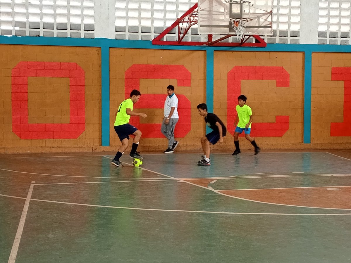CDCEGuarico's tweet photo. #PoesíaMundialEnVenezuela
#EnImágenes 
La "Copa 🏆 América FIGITAL LICEISTA ⚽" se realizó con mucha emoción por la muchachada liceista del Edo. Guariqueño🤾🏼‍♀️, torneo que se realizó en el C.E "Juan Germán Roscio" del Mcpio Roscio.
@NicolasMaduro 
@_LaAvanzadora 
@MPPEDUCACION https://t.co/URIQr5c7ix