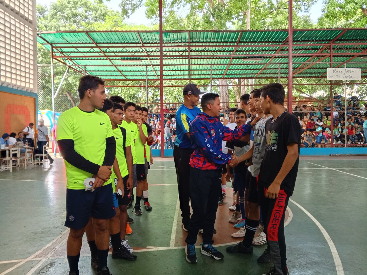 CDCEGuarico's tweet photo. #PoesíaMundialEnVenezuela
#EnImágenes 
La "Copa 🏆 América FIGITAL LICEISTA ⚽" se realizó con mucha emoción por la muchachada liceista del Edo. Guariqueño🤾🏼‍♀️, torneo que se realizó en el C.E "Juan Germán Roscio" del Mcpio Roscio.
@NicolasMaduro 
@_LaAvanzadora 
@MPPEDUCACION https://t.co/URIQr5c7ix