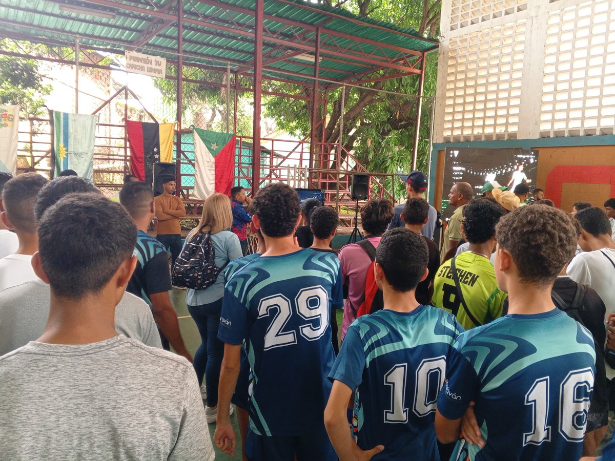 CDCEGuarico's tweet photo. #PoesíaMundialEnVenezuela
#EnImágenes 
La "Copa 🏆 América FIGITAL LICEISTA ⚽" se realizó con mucha emoción por la muchachada liceista del Edo. Guariqueño🤾🏼‍♀️, torneo que se realizó en el C.E "Juan Germán Roscio" del Mcpio Roscio.
@NicolasMaduro 
@_LaAvanzadora 
@MPPEDUCACION https://t.co/URIQr5c7ix