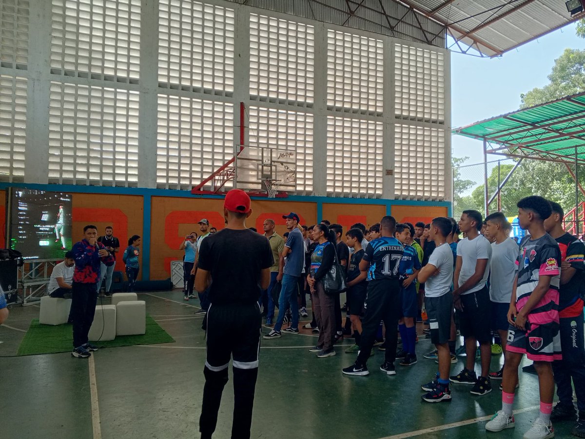 CDCEGuarico's tweet photo. #PoesíaMundialEnVenezuela
#EnImágenes 
La "Copa 🏆 América FIGITAL LICEISTA ⚽" se realizó con mucha emoción por la muchachada liceista del Edo. Guariqueño🤾🏼‍♀️, torneo que se realizó en el C.E "Juan Germán Roscio" del Mcpio Roscio.
@NicolasMaduro 
@_LaAvanzadora 
@MPPEDUCACION https://t.co/URIQr5c7ix