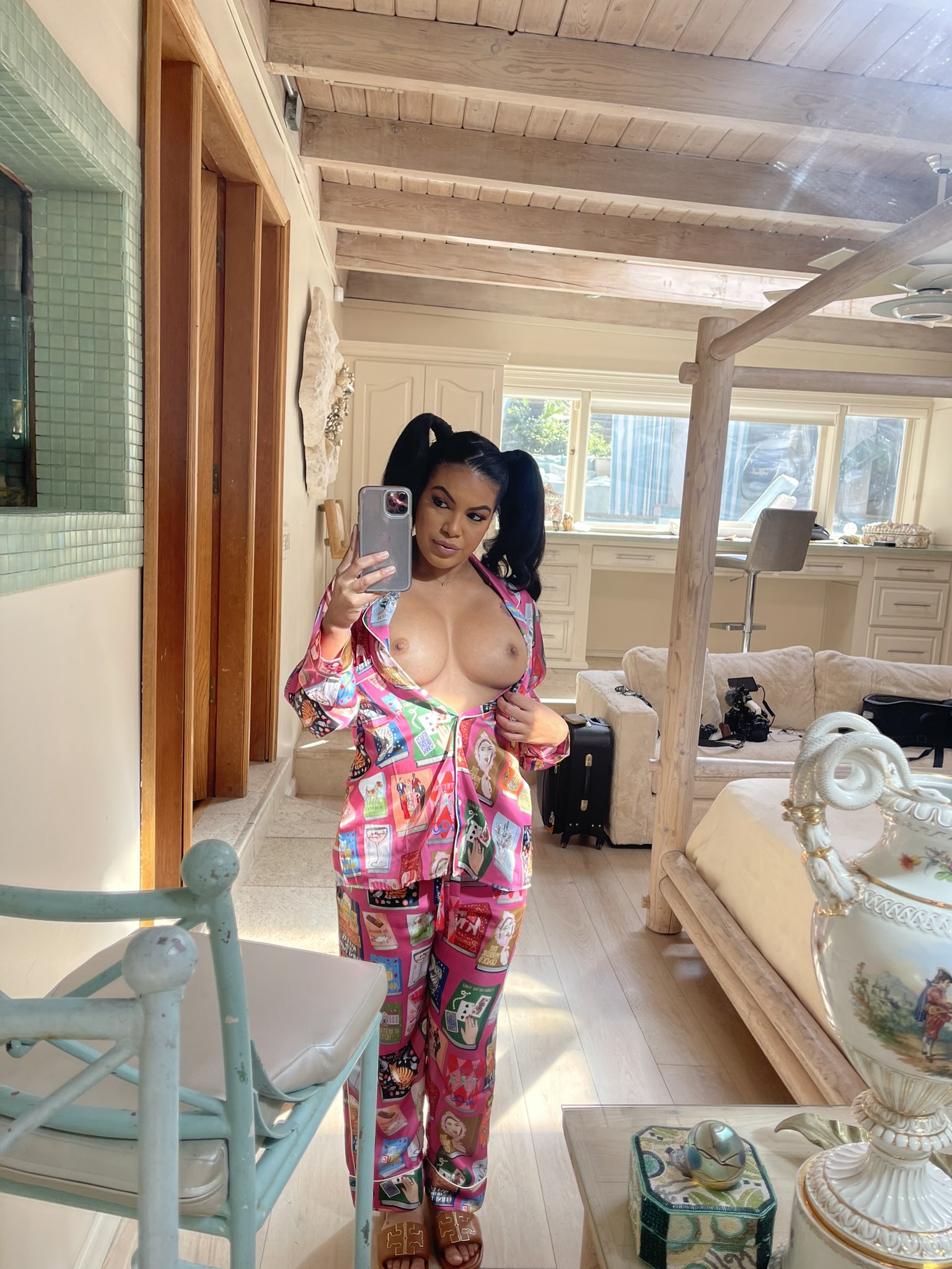 Fan voting for the @urbanXawards! “Most Beautiful Breast” 😍 https://t.co/VSj5bZnhV0 https://t.co/aSUsuNbLCx