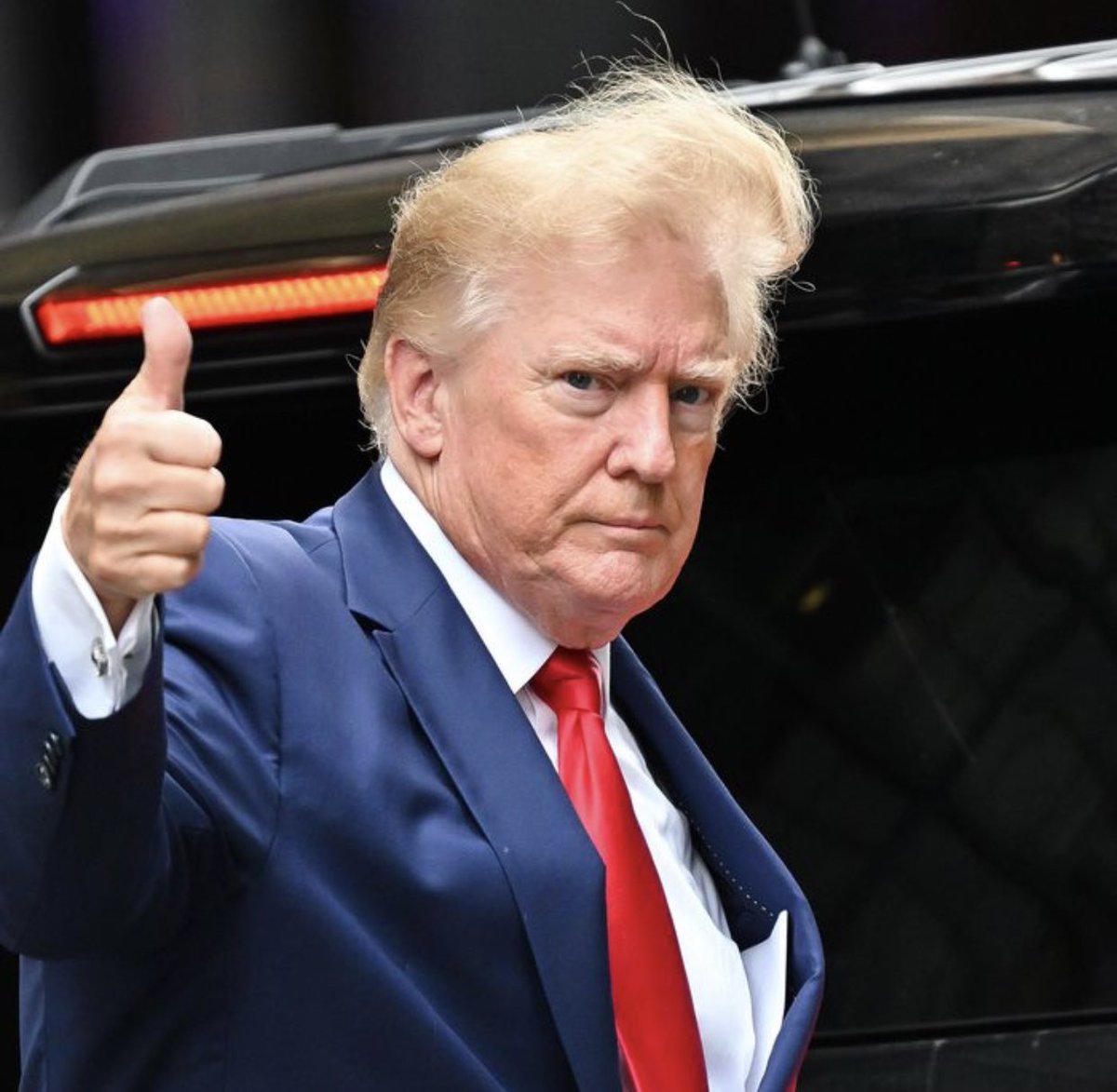 MadeInTheUSANJ's tweet photo. Donald Trump belongs behind bars, not on the campaign Trail.

Who else agrees? 🤚🤚🤚 https://t.co/npEbfOohJN