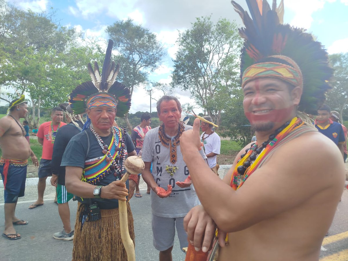 ciminacional's tweet photo. Outro ponto de manifestação é a BR 101, entre os municípios de Itamaraju e Itabela (BA), organizado pelas lideranças dos territórios Barra Velha e Comexatibá (BA). s manifestações seguem ao longo do dia.
📸: Tohõ Pataxó
#MarcoTemporalNÃO #MarcoAncestral #DemarcaçãoJá #PEC48Nao https://t.co/nwuNPIndTz