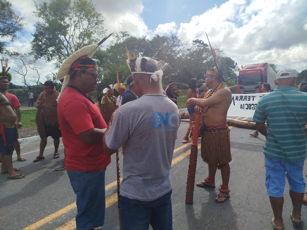 ciminacional's tweet photo. Outro ponto de manifestação é a BR 101, entre os municípios de Itamaraju e Itabela (BA), organizado pelas lideranças dos territórios Barra Velha e Comexatibá (BA). s manifestações seguem ao longo do dia.
📸: Tohõ Pataxó
#MarcoTemporalNÃO #MarcoAncestral #DemarcaçãoJá #PEC48Nao https://t.co/nwuNPIndTz