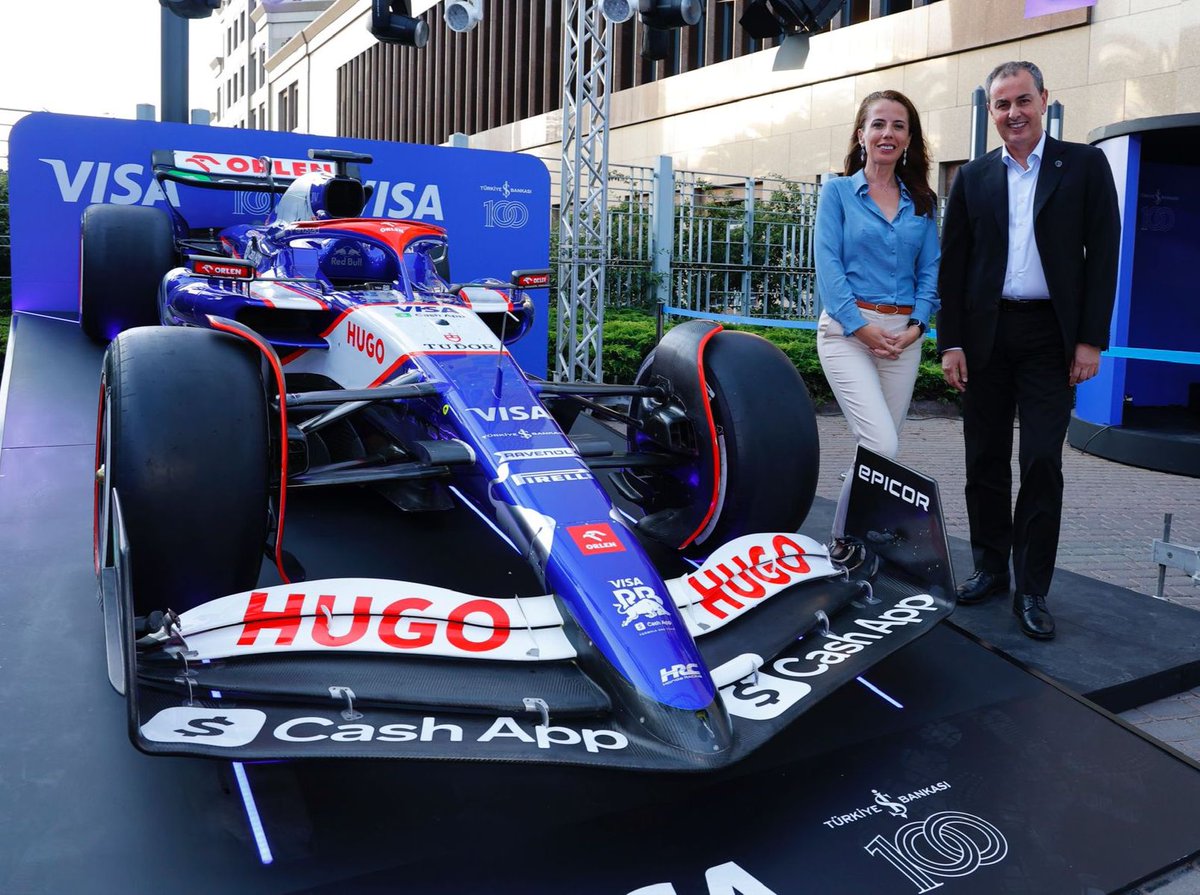 100. yılımızda Visa Cash App RB Formula One Takımının isim sponsoru Visa iş birliğiyle ilk kez bir Türk bankasının logosunun bir yarış aracının üzerinde yer almasının heyecanını yaşıyoruz. 
 
Eylül ayında İtalya'da düzenlenecek yarışta mücadele edecek takıma ve pilotlara şimdiden