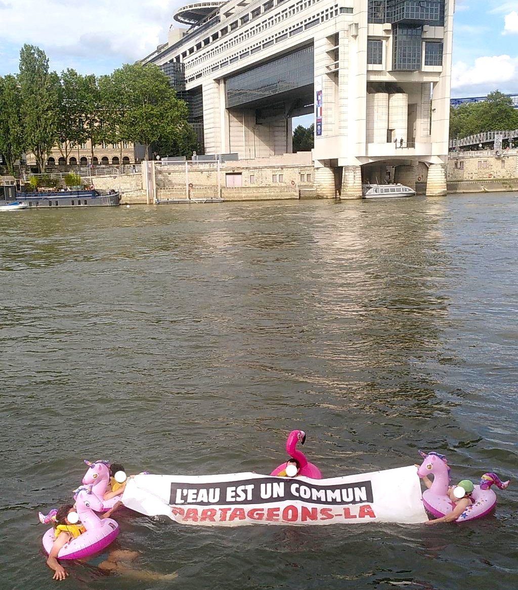 lessoulevements's tweet photo. Baignade dans la Seine aujourd'hui pour le partage de l'eau et pour l'arrêt des #mégabassines 💦
Macron et Hidalgo l'ont promis, @BassinesNon Bercy* et les Soulèvements de la terre l'ont fait 😎
Rendez-vous du 16 au 21 juillet pour la prochaine mobilisation dans le Poitou ! https://t.co/zhzGVS3qfi
