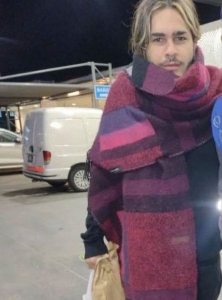 luzzdbelito's tweet photo. oscar 
que te has puesto una bufanda?
andas con frio oscar https://t.co/XSfosNqdY6