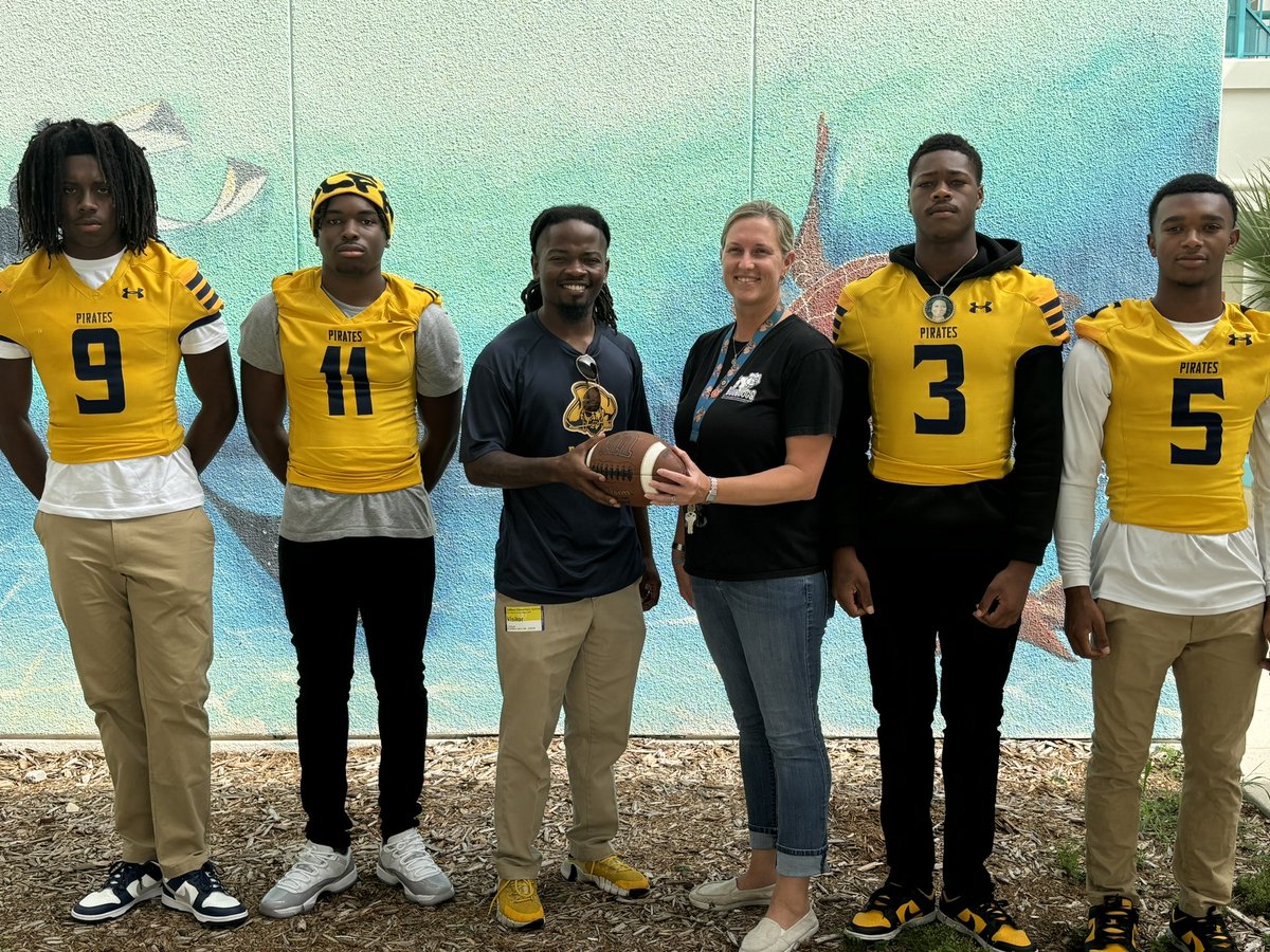 The Pirates spent time with the Bulldogs of Gulfport Elementary 
🏴‍☠️ Go Pirates! 
#EliteMindset #PirateInvasion