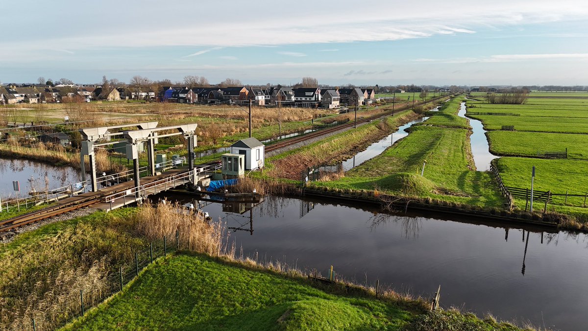 Vanavond een cheque in ontvangst genomen van Eeffien Huizing (vereniging voor wandelaars Te Voet) voor het herstel van de wandelverbinding langs de Dubbele Wiericke bij Nieuwerbrug. Na een bijzonder traject wordt volgende maand de cruciale duiker onder het spoor vervangen.