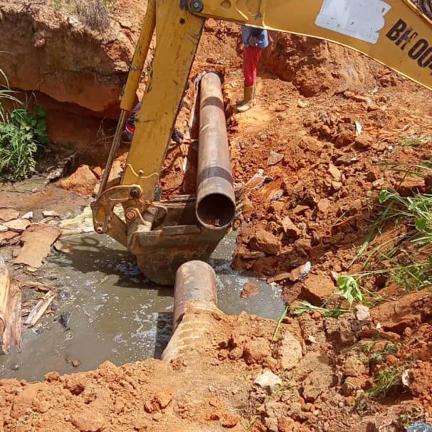 #Entérate💦| La fuerza trabajadora del  <a href="/aguasdeyaracuy/">Aguas de Yaracuy</a>, junto a la alcaldía @infoyaritagua, inició reparación de avería en colector de 15 pulgadas de aguas servidas, en la calle 1 Bolivariana 3, en el mcpio. Peña. 
Seguimos avanzando y vamos por más <a href="/NicolasMaduro/">Nicolás Maduro</a>.