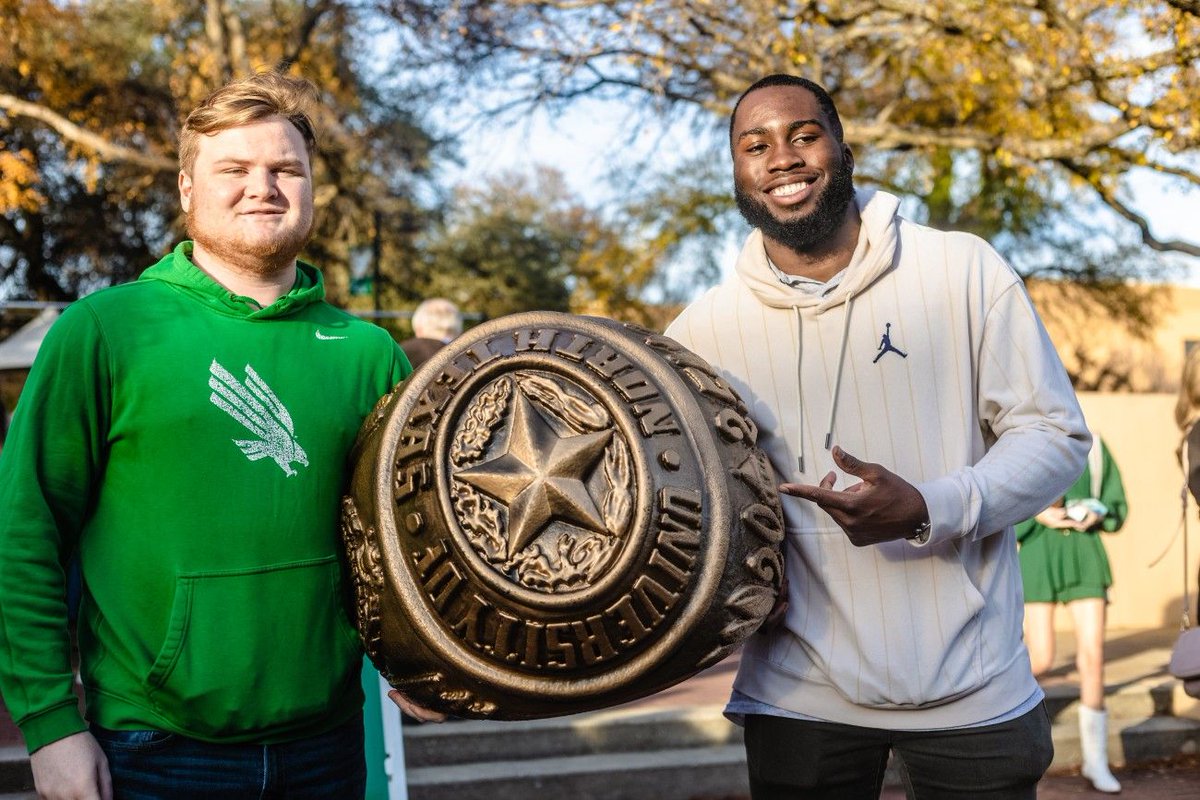 We're excited to share one of UNT's newest traditions: the Eagle Ring Dive! This unique ceremony is a personal and memorable way for students to celebrate their achievements and officially join the UNT alumni family.
case.org/resources/issu…