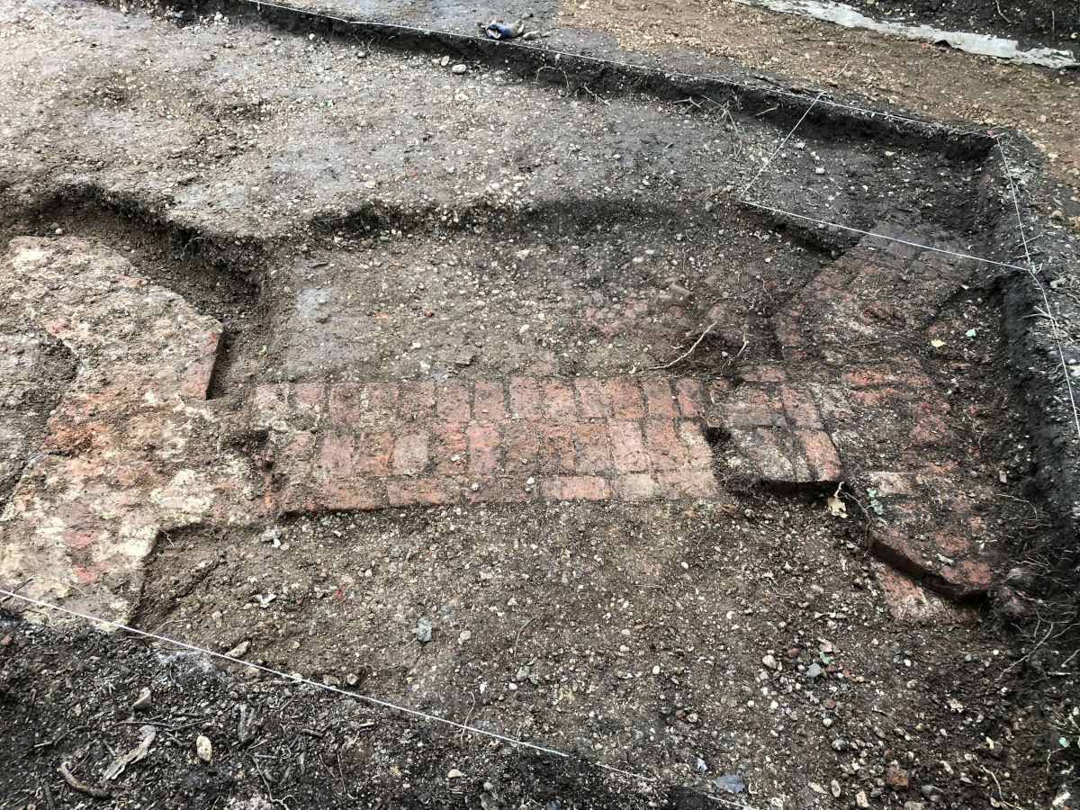 Summer Dig Day 4
enfarchsoc.org/news/2024-07-1…
Probably not a gatehouse, but very possibly a gateway!
Be sure to come to <a href="/Forty_Hall/">Forty Hall Estate</a>  this Saturday 13th and knock on Henry VIII's front door!
#ElsyngPalace #Tudor #Archaeology