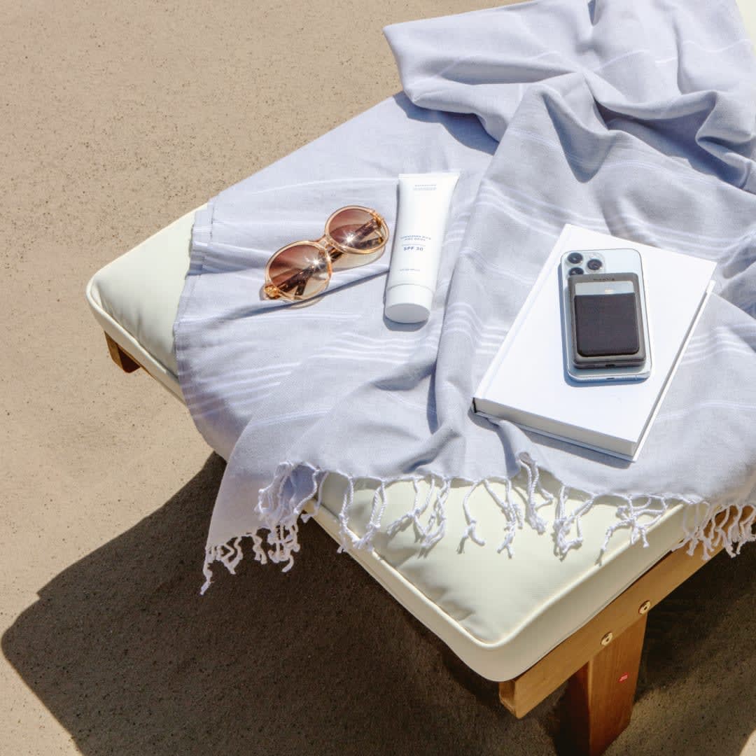 zagg_roy's tweet image. Sun&apos;s out — power &amp;amp; protection&apos;s on ☀️

Shop your favorite summer accessories in-store &amp;amp; feel the difference for yourself 😎

#aestheticmood #techessentials #chargeonthego #whenthelighthits #phonecase #phoneaccessories #protectbetter