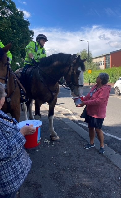 RotherHosp's tweet photo. Thank you to our reyt good volunteers! ❤️ These amazing people gave up some of their time to stand outside the Reytons' concert at Clifton Park collecting for Rotherham Hospice.

If you're interested in volunteering, email volunteering@rotherhamhospice.org.uk with your details 💌 https://t.co/vQ1sgW58Bp