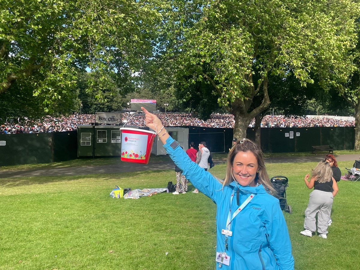 RotherHosp's tweet photo. Thank you to our reyt good volunteers! ❤️ These amazing people gave up some of their time to stand outside the Reytons' concert at Clifton Park collecting for Rotherham Hospice.

If you're interested in volunteering, email volunteering@rotherhamhospice.org.uk with your details 💌 https://t.co/vQ1sgW58Bp