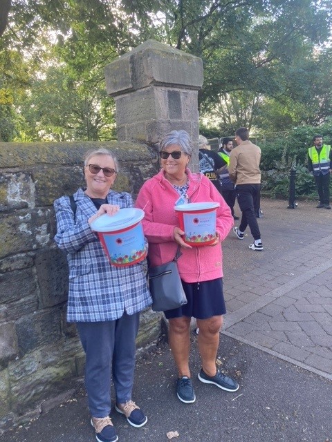 RotherHosp's tweet photo. Thank you to our reyt good volunteers! ❤️ These amazing people gave up some of their time to stand outside the Reytons' concert at Clifton Park collecting for Rotherham Hospice.

If you're interested in volunteering, email volunteering@rotherhamhospice.org.uk with your details 💌 https://t.co/vQ1sgW58Bp