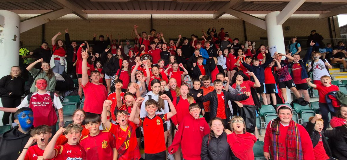 AddGorffLlan's tweet photo. 🔴🟢🔵🏃🏻‍♀️🏅🏆🏅🏃🏻‍♂️🔵🟢🔴
Pencampwyr diwrnod Mabolgampau @yggllangynwyd 2024 yw llys GARW! Llongyfarchiadau!

GARW are our School Sports Day 2024 Champions! Congratulations!

🥇GARW  🔴
🥈OGWR 🔵
🥉LLYNFI 🟢

#Mabolgampau2024
#Cystadlu #Dathlu #Talent

#TîmLlan 💙 https://t.co/W1J9mMmER5
